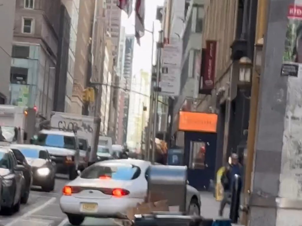 Peur à New York, une voiture grimpe sur le trottoir et poursuit un piéton vidéo