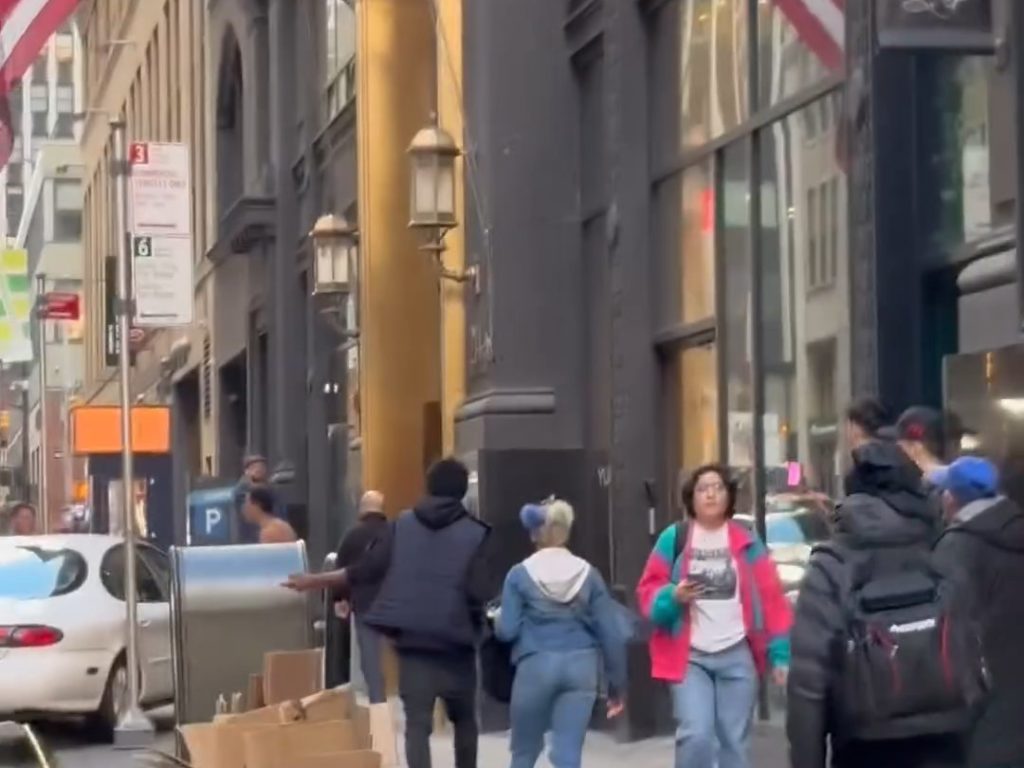 Peur à New York, une voiture grimpe sur le trottoir et poursuit un piéton vidéo