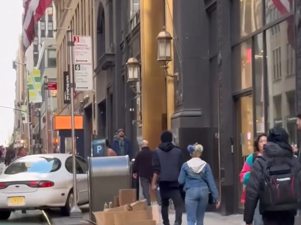 Peur à New York, une voiture grimpe sur le trottoir et poursuit un piéton vidéo