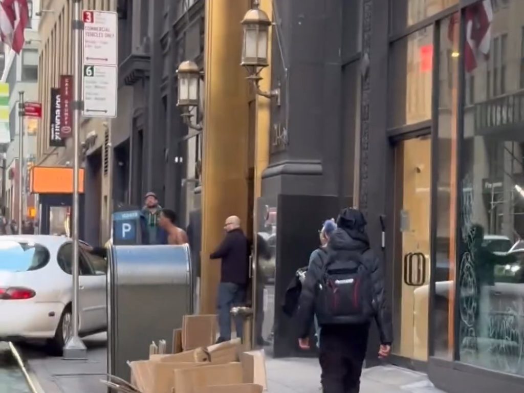 Peur à New York, une voiture grimpe sur le trottoir et poursuit un piéton vidéo