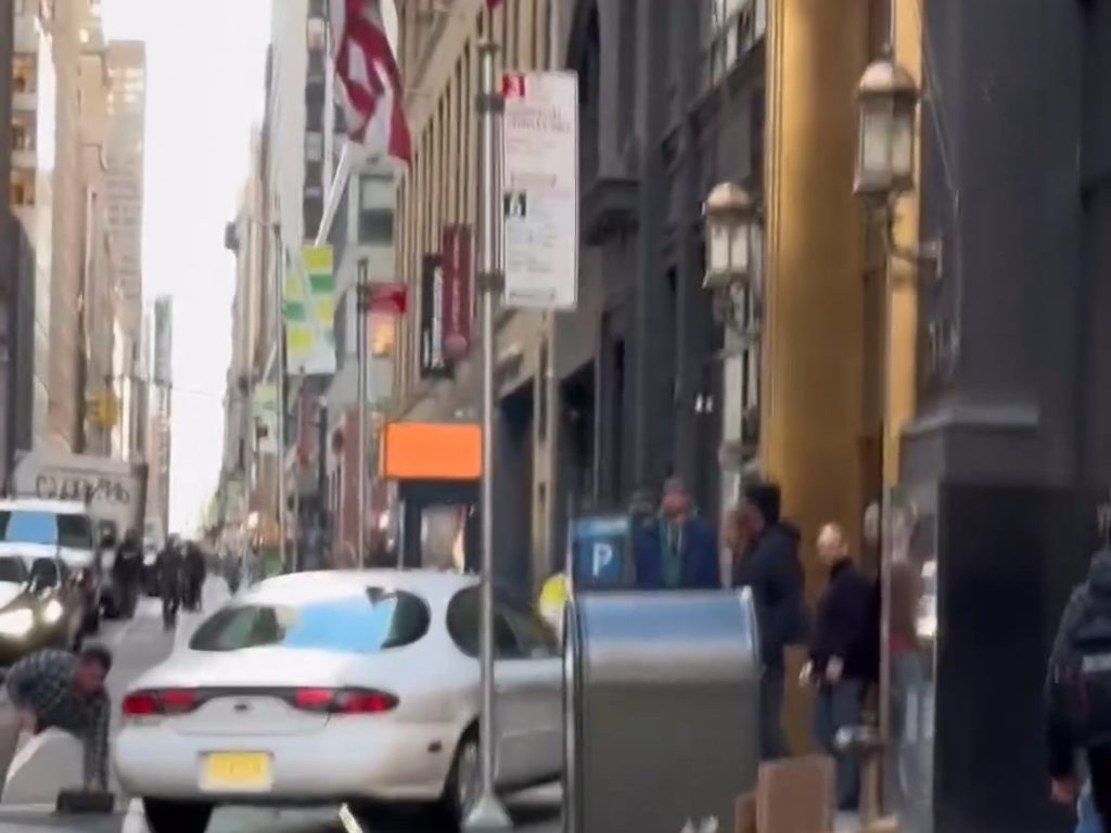 Peur à New York, une voiture grimpe sur le trottoir et poursuit un piéton vidéo