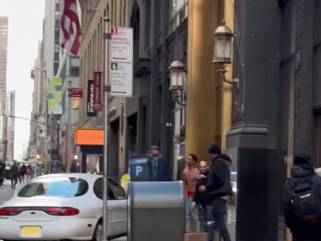 Peur à New York, une voiture grimpe sur le trottoir et poursuit un piéton vidéo