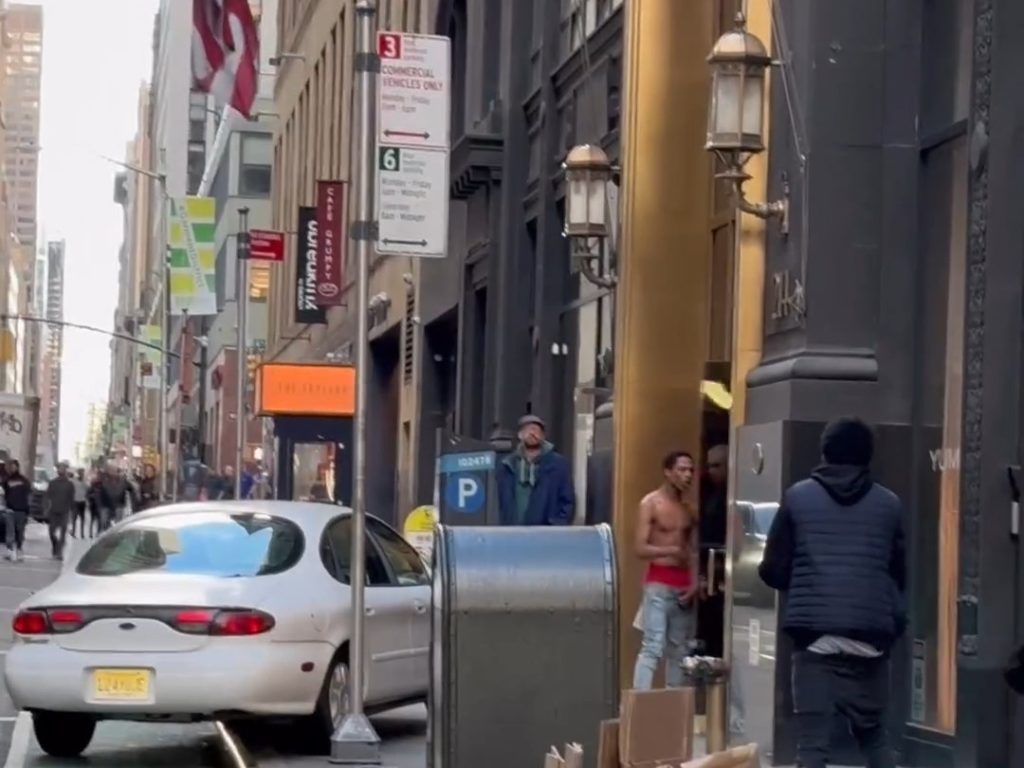 Peur à New York, une voiture grimpe sur le trottoir et poursuit un piéton vidéo