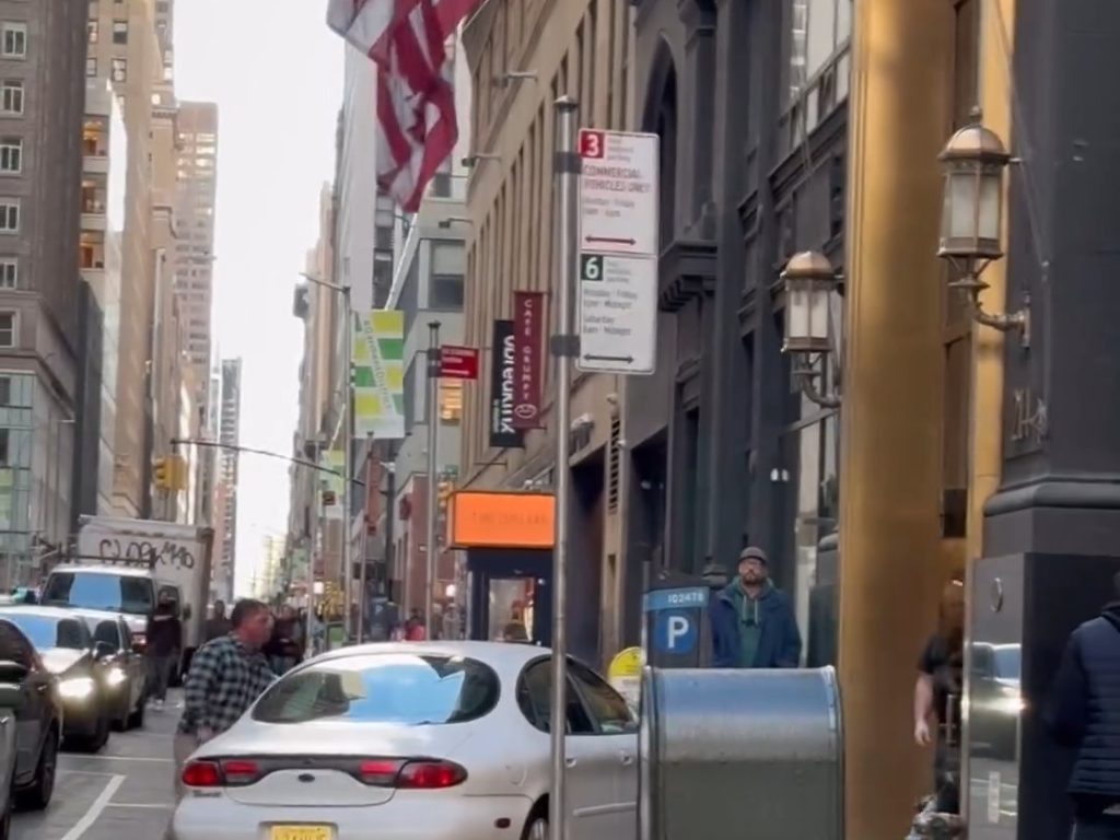 Peur à New York, une voiture grimpe sur le trottoir et poursuit un piéton vidéo