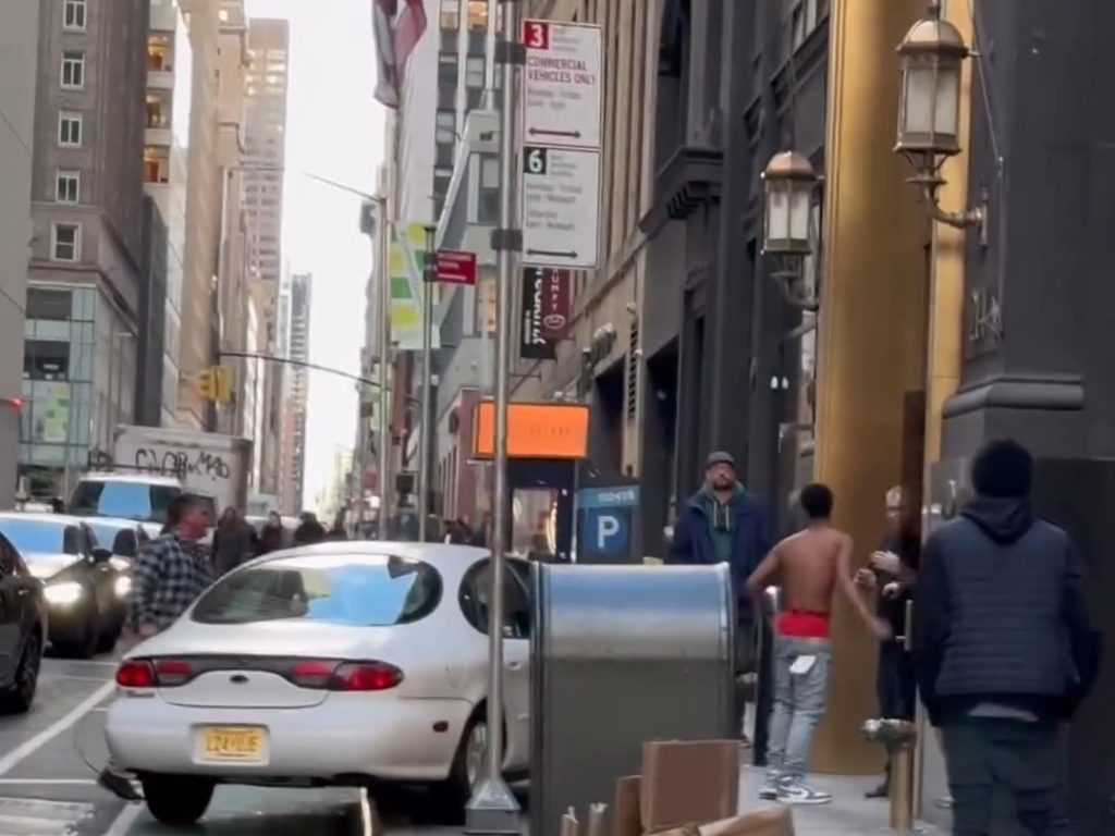 Peur à New York, une voiture grimpe sur le trottoir et poursuit un piéton vidéo