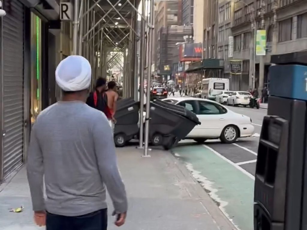 Peur à New York, une voiture grimpe sur le trottoir et poursuit un piéton vidéo