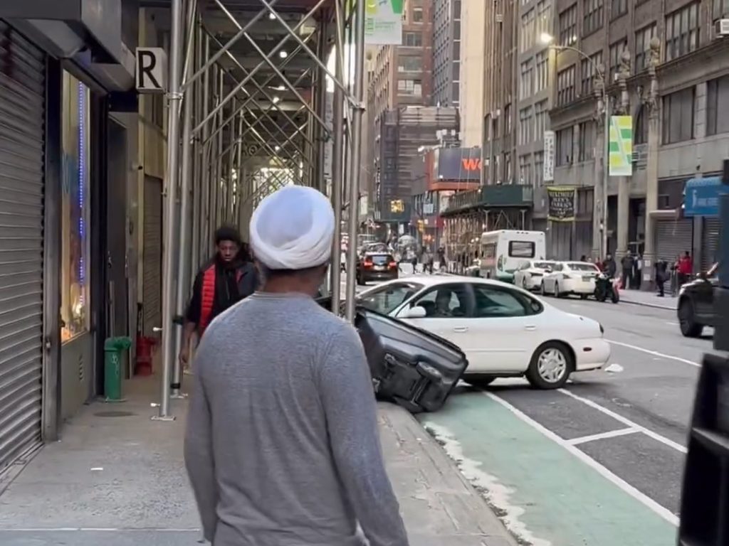 Peur à New York, une voiture grimpe sur le trottoir et poursuit un piéton vidéo