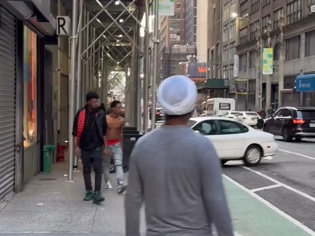 Peur à New York, une voiture grimpe sur le trottoir et poursuit un piéton vidéo