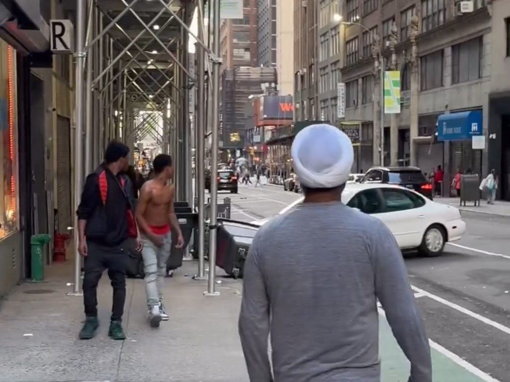 Peur à New York, une voiture grimpe sur le trottoir et poursuit un piéton vidéo