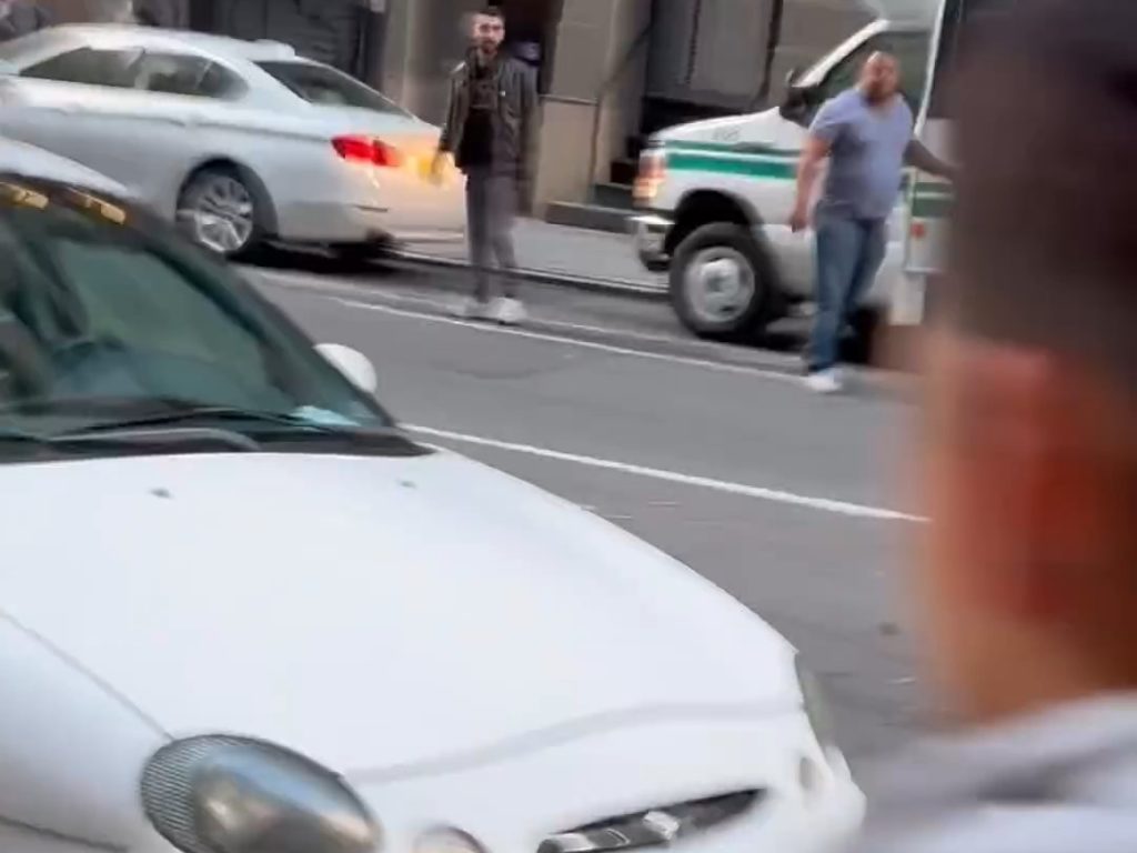 Peur à New York, une voiture grimpe sur le trottoir et poursuit un piéton vidéo