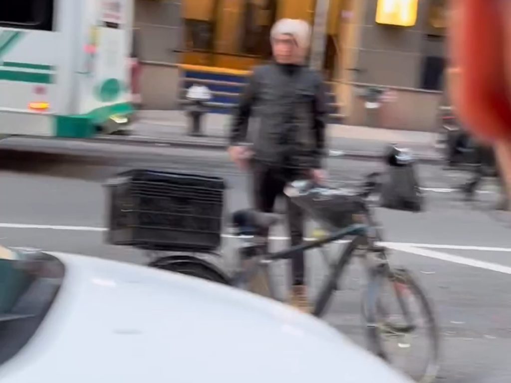 Peur à New York, une voiture grimpe sur le trottoir et poursuit un piéton vidéo