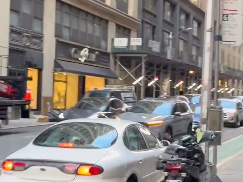 Peur à New York, une voiture grimpe sur le trottoir et poursuit un piéton vidéo