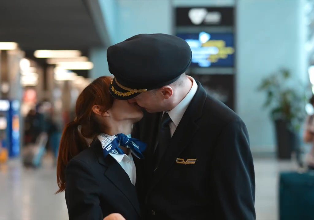 Pilot macht der Stewardess einen Heiratsantrag: Das Video geht viral