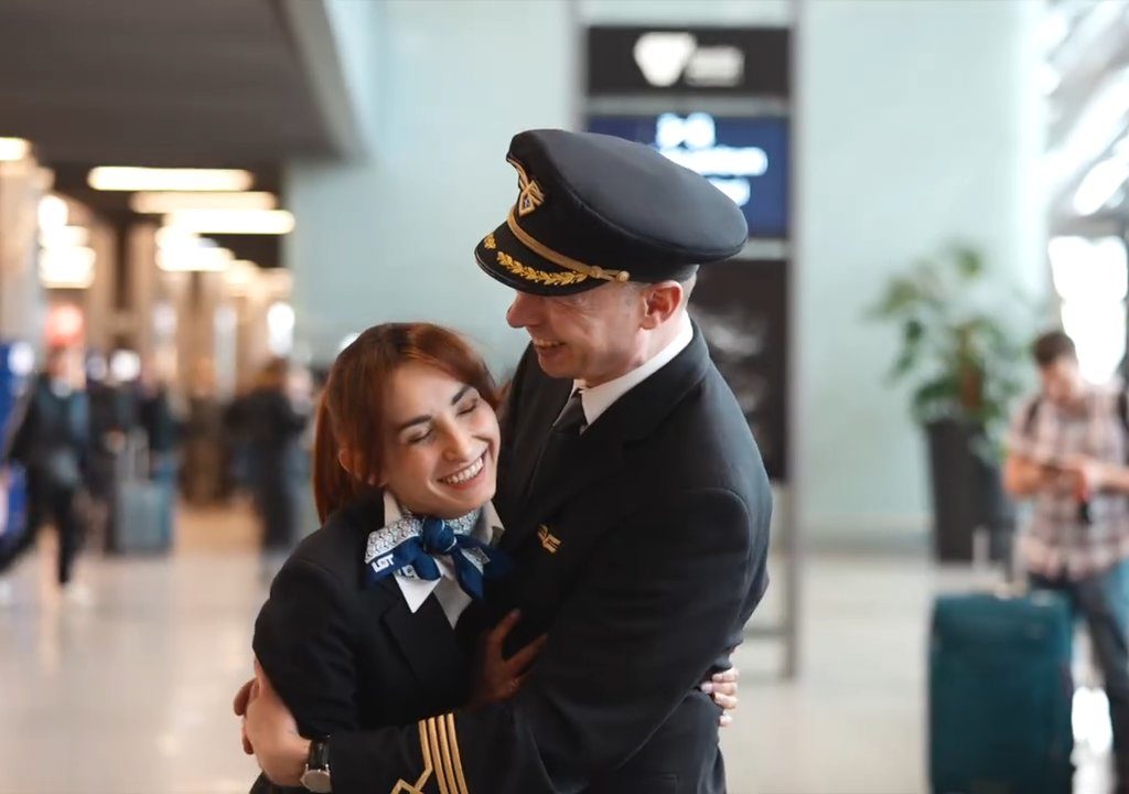 Pilot macht der Stewardess einen Heiratsantrag: Das Video geht viral