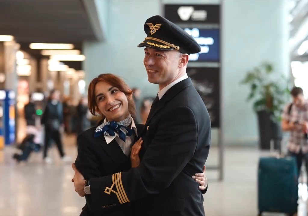 Pilot macht der Stewardess einen Heiratsantrag: Das Video geht viral