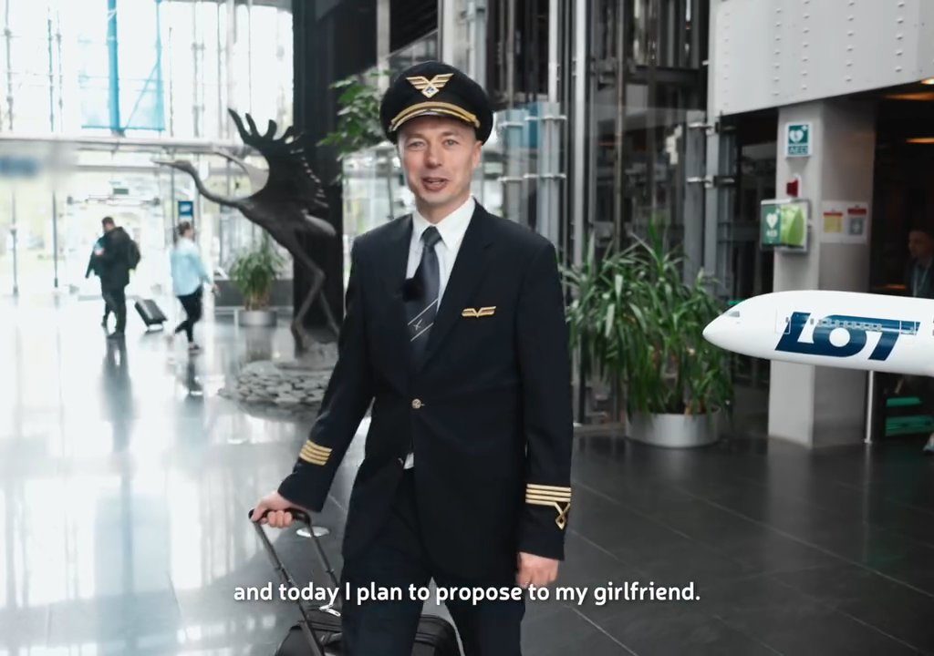 Pilot macht der Stewardess einen Heiratsantrag: Das Video geht viral