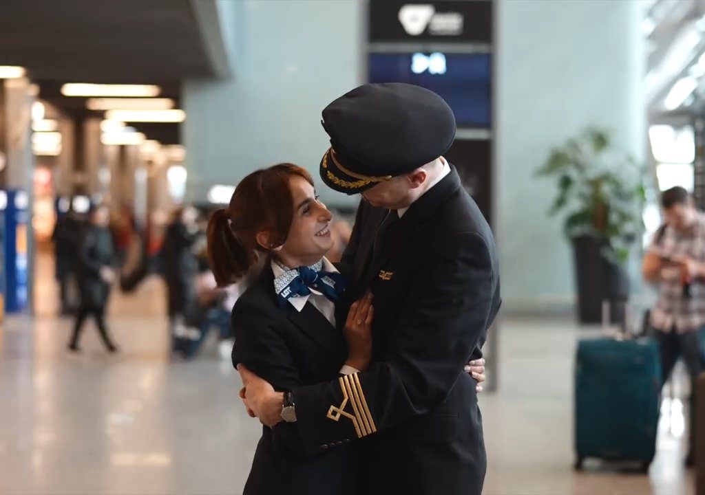 Pilot macht der Stewardess einen Heiratsantrag: Das Video geht viral