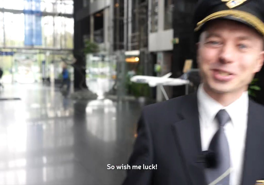 Pilot macht der Stewardess einen Heiratsantrag: Das Video geht viral