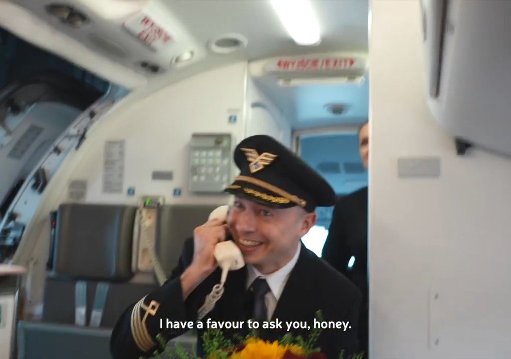 Pilot macht der Stewardess einen Heiratsantrag: Das Video geht viral