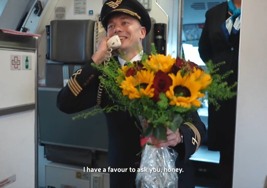 Pilot macht der Stewardess einen Heiratsantrag: Das Video geht viral