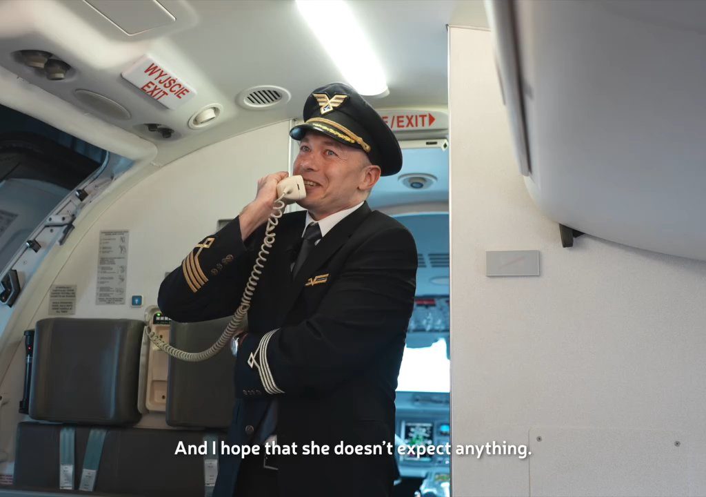 Pilot macht der Stewardess einen Heiratsantrag: Das Video geht viral