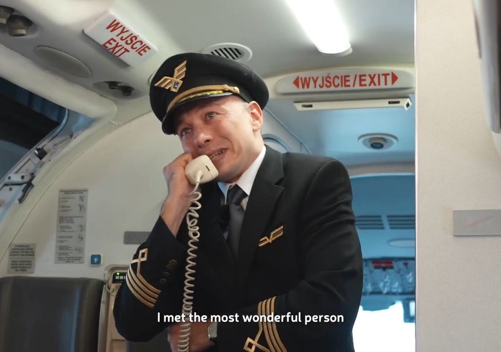 Pilot macht der Stewardess einen Heiratsantrag: Das Video geht viral