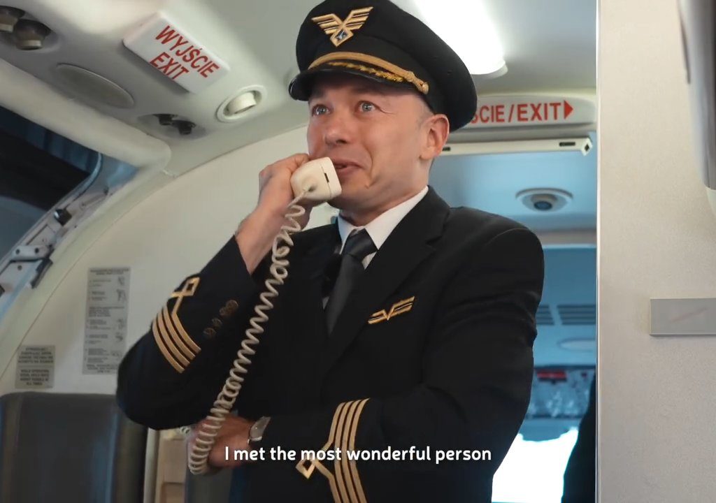 Pilot macht der Stewardess einen Heiratsantrag: Das Video geht viral