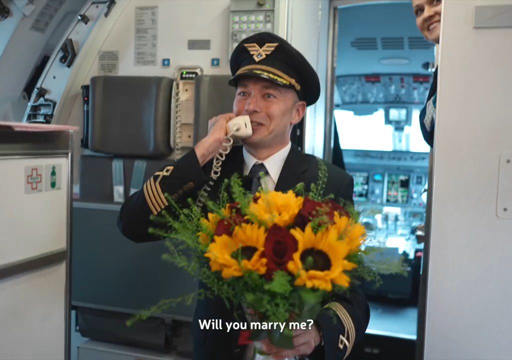 Pilot macht der Stewardess einen Heiratsantrag: Das Video geht viral