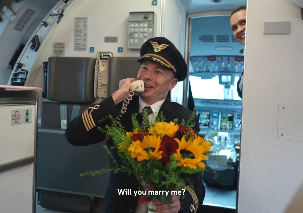 Un pilote propose le mariage à l'hôtesse de l'air : la vidéo devient virale