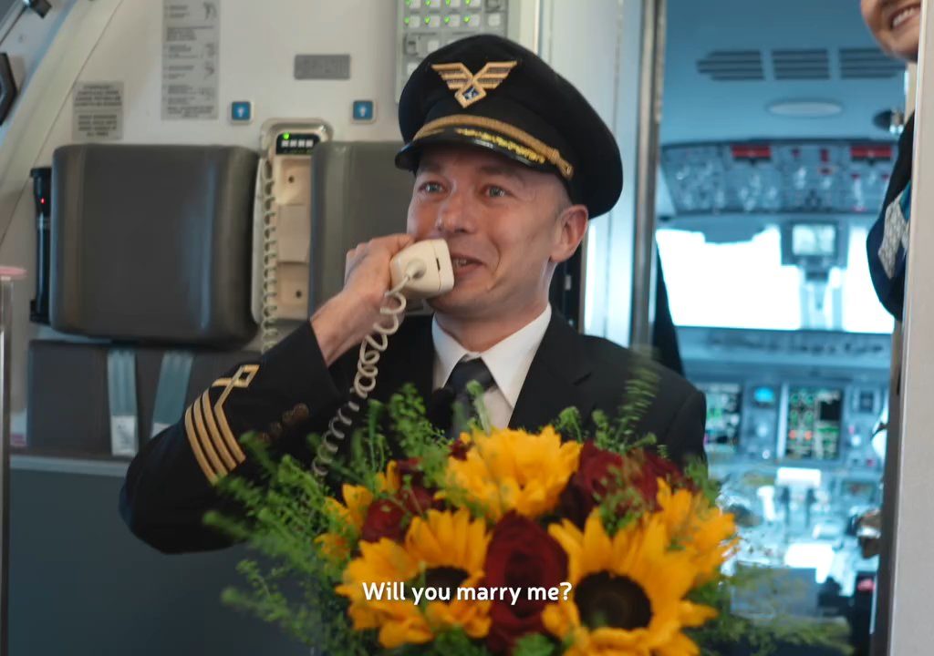 Un pilote propose le mariage à l'hôtesse de l'air : la vidéo devient virale