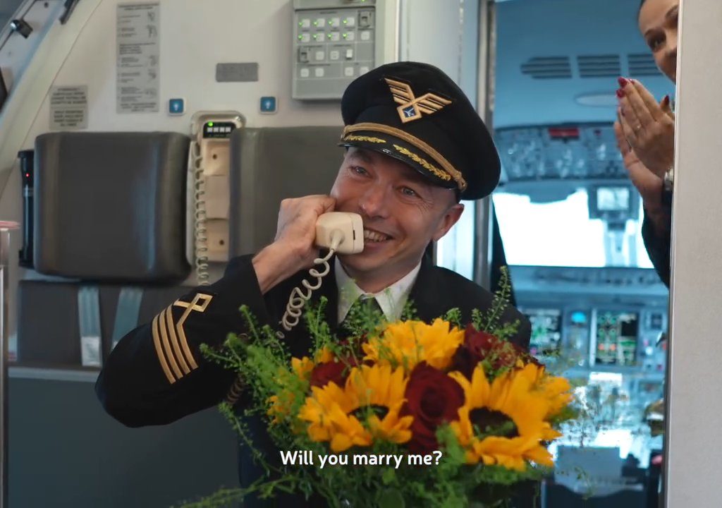 Un pilote propose le mariage à l'hôtesse de l'air : la vidéo devient virale