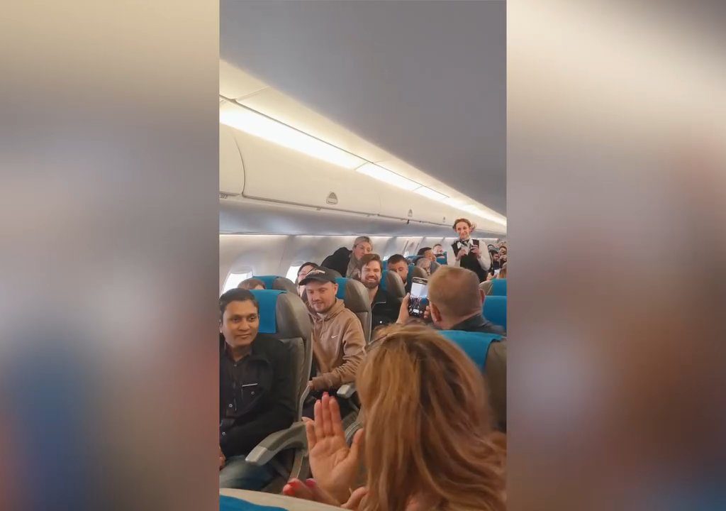 Pilot macht der Stewardess einen Heiratsantrag: Das Video geht viral