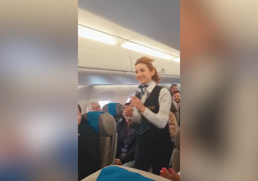 Pilot macht der Stewardess einen Heiratsantrag: Das Video geht viral