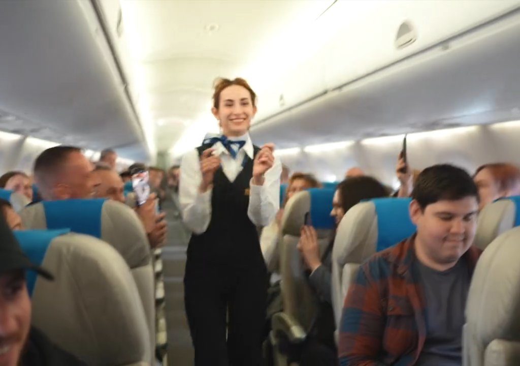 Pilot macht der Stewardess einen Heiratsantrag: Das Video geht viral