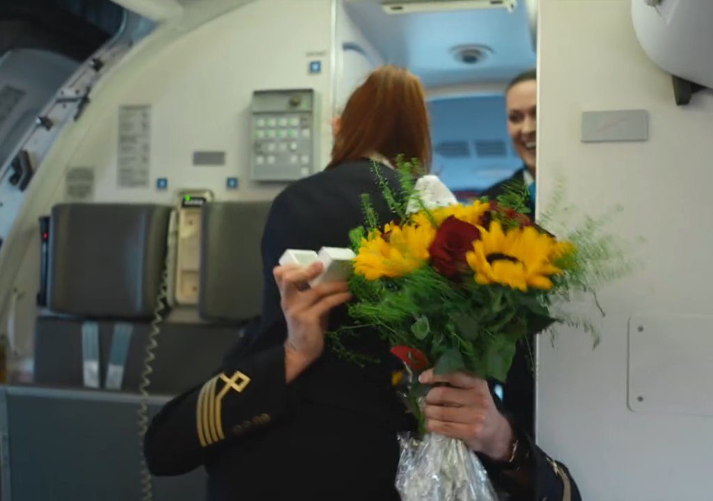 Pilot macht der Stewardess einen Heiratsantrag: Das Video geht viral