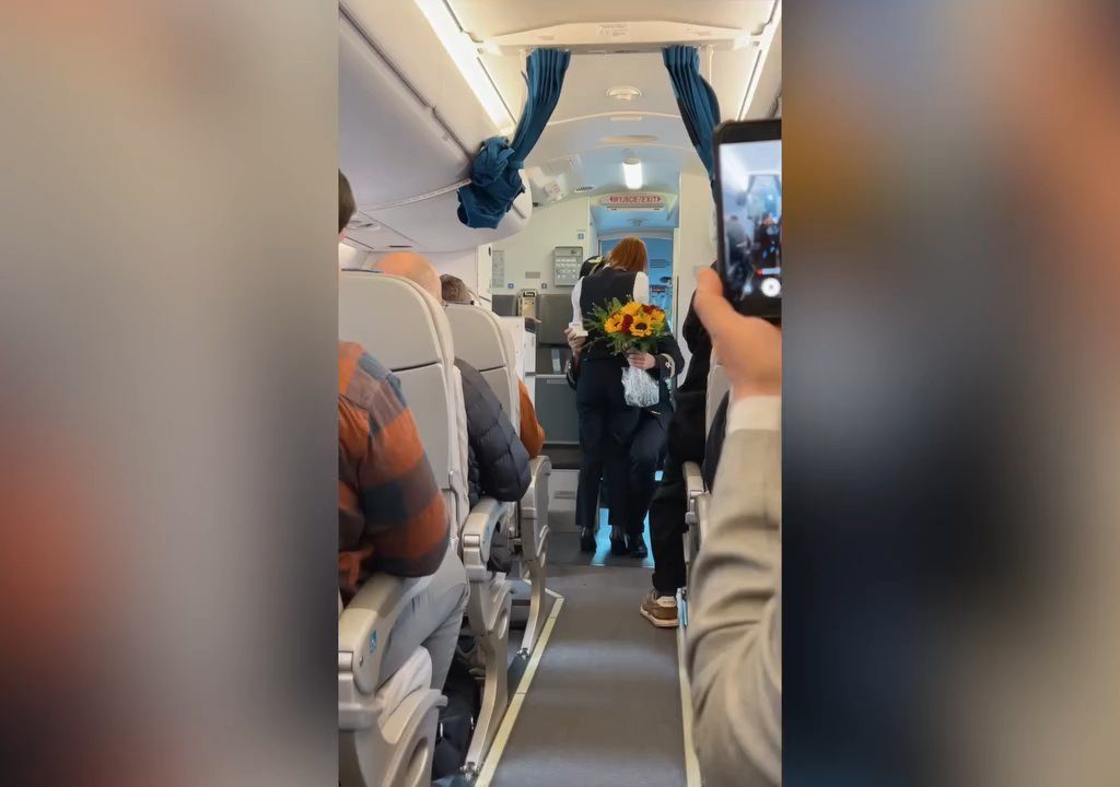 Pilot macht der Stewardess einen Heiratsantrag: Das Video geht viral