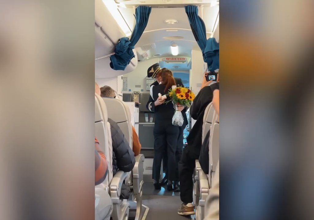 Pilot macht der Stewardess einen Heiratsantrag: Das Video geht viral