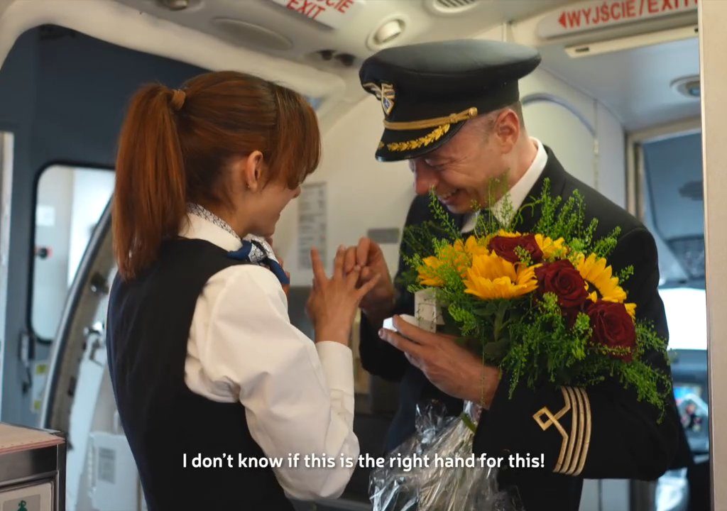 Pilot macht der Stewardess einen Heiratsantrag: Das Video geht viral