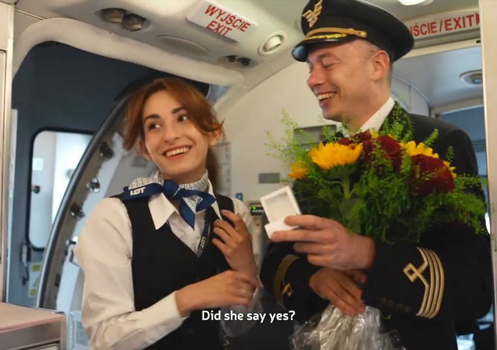 Un pilote propose le mariage à l'hôtesse de l'air : la vidéo devient virale