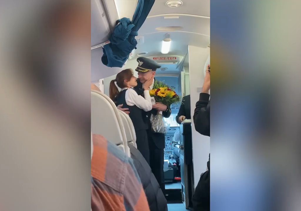 Pilot macht der Stewardess einen Heiratsantrag: Das Video geht viral