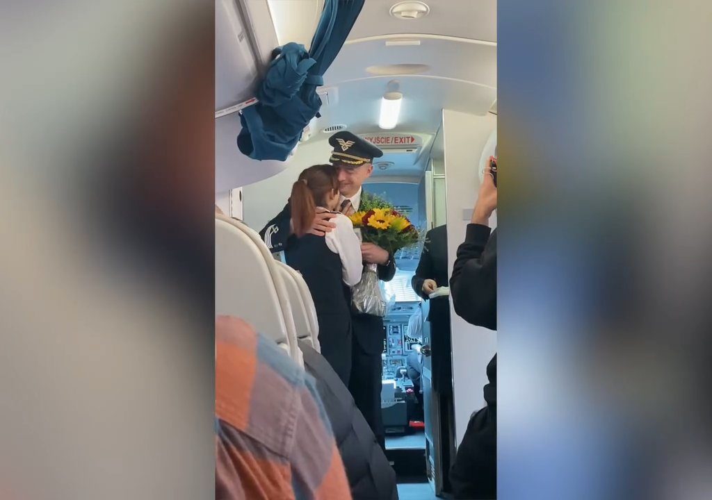 Pilot macht der Stewardess einen Heiratsantrag: Das Video geht viral