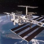 Los desechos espaciales de la ISS golpean la casa como un misil y casi exterminan a la familia
