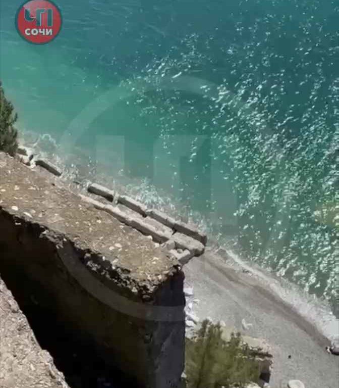 Un touriste tombe d'un ravin pour un selfie dans la dernière vidéo dramatique