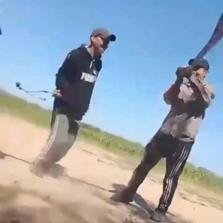 Usan una boa como cuerda para saltar Impactante video sobre la serpiente maltratada se hace viral