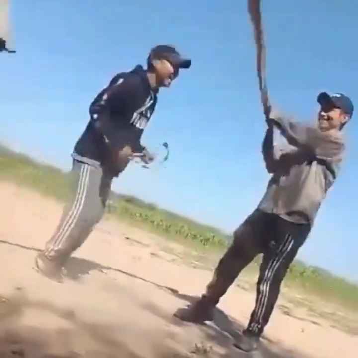 Usan una boa como cuerda para saltar Impactante video sobre la serpiente maltratada se hace viral