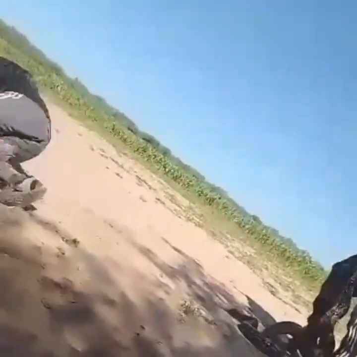 Usan una boa como cuerda para saltar Impactante video sobre la serpiente maltratada se hace viral