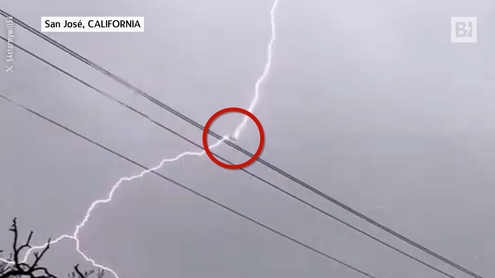 California, aereo colpito in pieno da un fulmine