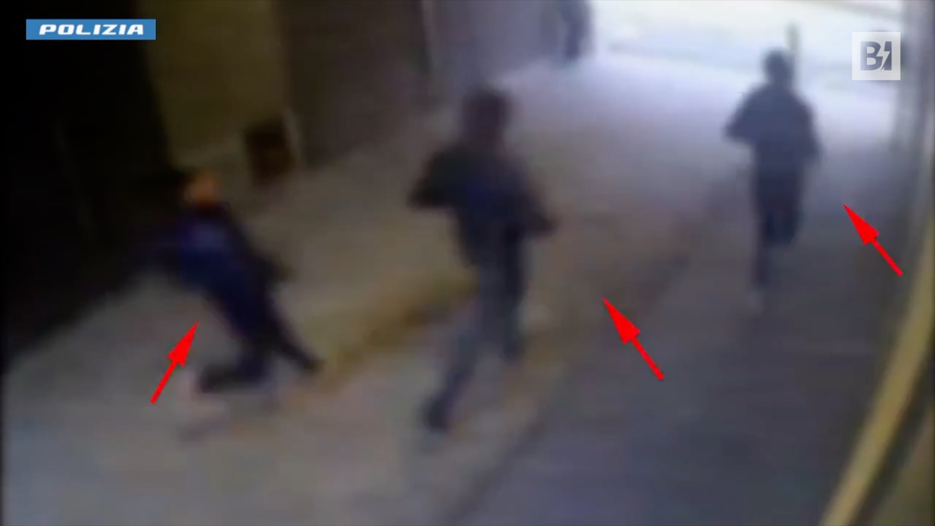 Milano, lo prendono a calci e pugni per…