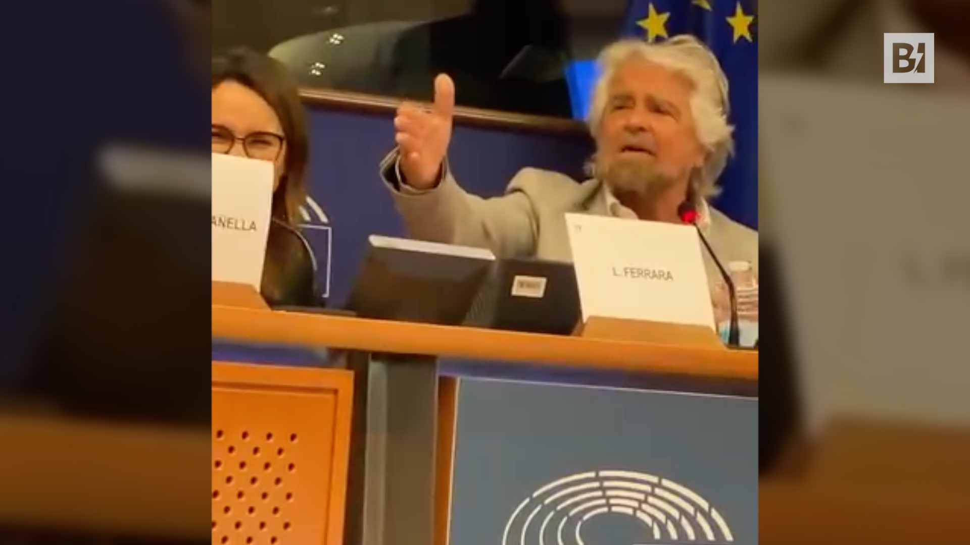 “Dove andate oh?”: Beppe Grillo alla platea che…