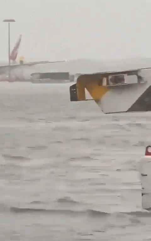 Katastrophe in Dubai, Überschwemmung in der Stadt nach einem Megasturm